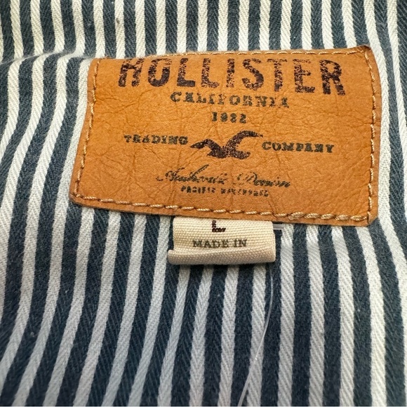 Hollister Denim  Blue Jean Jacket Size Large NWT Has a removable Brooch - Picture 16 of 16